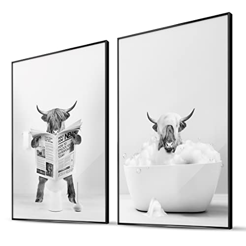 BLCKART Edle Hochland Kuh Wandbilder Lustige Badezimmer Deko - 2x 50x70cm - Schwarzweiß Hochlandrind Bilder Bad Deko Poster Set (Lustige Highland Cow, 2x 50x70cm) von BLCKART