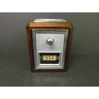 Antike Us Post Box Tür Spardose Mahagoni Corbin Chrom Thumb Latch Circa 1950 von BLHCollection