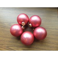 Vintage Lot Von 5 Rosa Ball Runden Linien Glas Weihnachtsbaum Ornamente von BLINKIEWELLSVINTAGE