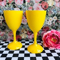 Paar Gelbe Weingännchen Vintage Versilbert Von Bmc Design in Lebensmittelechter Emaille, Feier Goblets von BMCVintageDesign