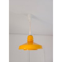 Mid Century Gelbe Opalglas Deckenlampe/Vintage Glas Pendelleuchte/Vintage Hängelampe/Mid Modern Light/Made in Jugoslavia Mid Century Gelbe Opalglas Deckenlampe/Vintage Glas Pendelleuchte/Vintage Hängelampe/Mid Modern Light/Made in Jugoslavia von BMvintageArt