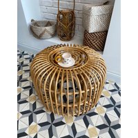 Runder Rattan Ottomane. Erker Tisch. Hocker von BOHOspell