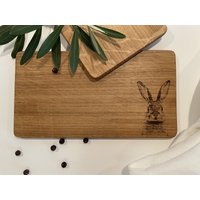 Frühstücksbrett Eiche Mit Hasen-Gravur | Hangefertigtes Holzbrett Geschenk Vesperbrett & Küchenhilfe von BOSCOdesignbretter
