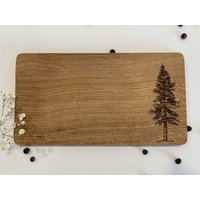 Frühstücksbrett Eiche Mit Tannen-Gravur | Hangefertigtes Holzbrett Geschenk Vesperbrett & Küchenhilfe Baum von BOSCOdesignbretter