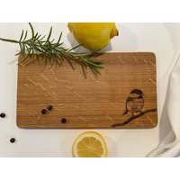 Frühstücksbrett Eiche Mit Vogel-Gravur Personalisiert Geschenk Für Mama & Papa Holzbrett Naturmotiv Handgemacht Aus Frühstücksbrett Eiche Mit Vogel-Gravur Personalisiert Geschenk Für Mama & Papa Holzbrett Naturmotiv Handgemacht Aus von BOSCOdesignbretter