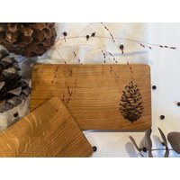 Frühstücksbrett Eiche Mit Zapfen-Gravur | Hangefertigtes Holzbrett Geschenk Vesperbrett & Küchenhilfe Frühstücksbrett Eiche Mit Zapfen-Gravur | Hangefertigtes Holzbrett Geschenk Vesperbrett & Küchenhilfe von BOSCOdesignbretter