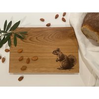 Schneidebrett Eiche Mit Eichhörnchen-Gravur | Hangefertigtes Holzbrett Geschenk Servierbrett & Küchenhilfe von BOSCOdesignbretter