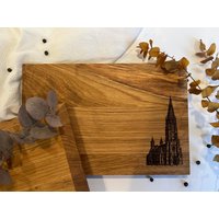 Schneidebrett Eiche Mit Gravur Des Freiburger Münsters | Hangefertigtes Holzbrett Geschenk Servierbrett & Küchenhilfe Schneidebrett Eiche Mit Gravur Des Freiburger Münsters | Hangefertigtes Holzbrett Geschenk Servierbrett & Küchenhilfe von BOSCOdesignbretter
