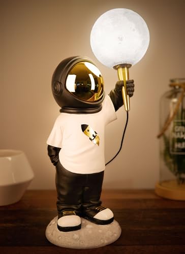 BRUBAKER Astronauten Tischlampe - 46 cm Weltraum Nachttischlampe mit USB-C Stecker - Handbemalte Dekofigur Statue mit Mond Lampe - Gold, Weiß und Schwarz von BRUBAKER