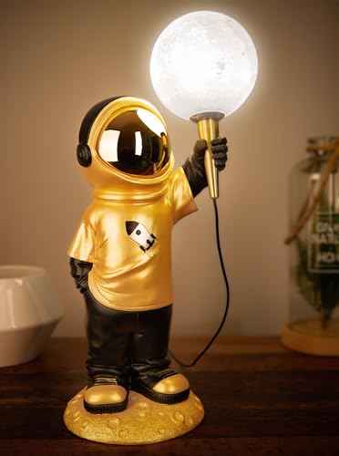 BRUBAKER Astronauten Tischlampe - 46 cm Weltraum Nachttischlampe mit USB-C Stecker - Handbemalte Dekofigur Statue mit Mond Lampe - Gold und Schwarz von BRUBAKER