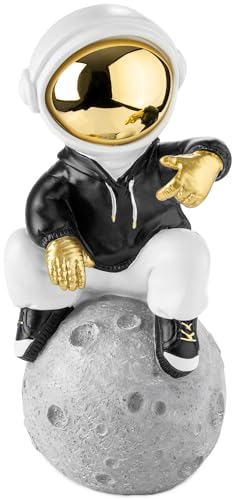 BRUBAKER Dekofigur Astronaut sitzt auf dem Mond in Cooler Pose - 24 cm Spaceman Weltraum Figur mit verchromtem Helm und schwarzem Hoodie - Handbemalte Statue - Gold, Schwarz und Weiß von BRUBAKER