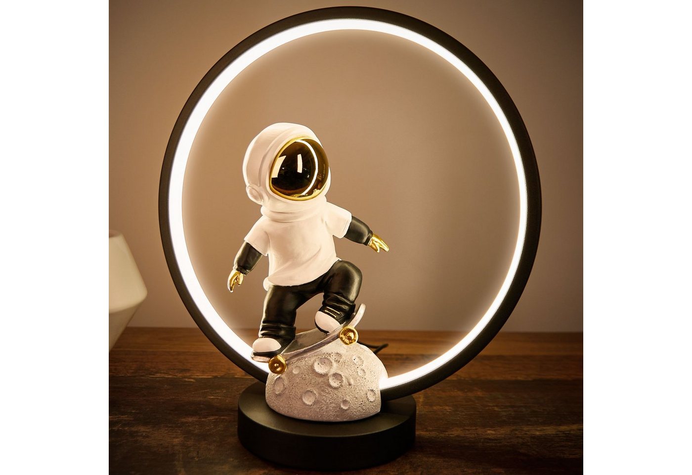 BRUBAKER LED Tischleuchte Astronaut Skateboarder auf dem Mond - 33 cm Tischlampe mit LED-Ring, mit indirekter Beleuchtung und USB-C Stecker, LED fest integriert, Handbemalte Weltraum Skateboard Nachttischlampe - Moderne Deko-Lampe von BRUBAKER