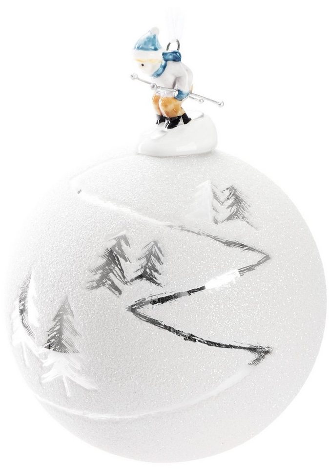 BRUBAKER Weihnachtsbaumkugel Premium Weihnachtskugel - Skipiste mit Ski/Schlitten Porzellan Figur (1 St), Glitzer Kugel mit Schnee Landschaft - 10 cm Glas Baumkugel Handarbeit von BRUBAKER