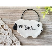 Salzteig Schaf Hängende Verzierung. Frühling, Baumschmuck Zu Ostern, Taufgeschenke, Serviettenring, Personalisiertes Ostergeschenk Salzteig Schaf Hängende Verzierung. Frühling, Baumschmuck Zu Ostern, Taufgeschenke, Serviettenring, Personalisiertes Ostergeschenk von BRsaltycandy