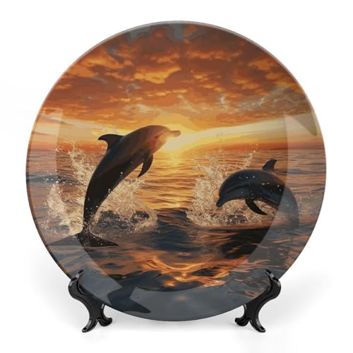 BSCKKDMN Dekorativer Teller aus Knochenporzellan, Delfine, die bei Sonnenuntergang aus dem Wasser springen, Keramik-Dekoteller mit Präsentationsständer, handgefertigte Keramik-Ornamente, Wandkunst von BSCKKDMN