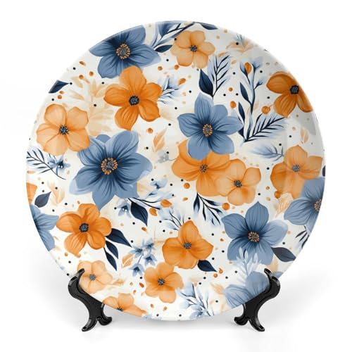 Dekorativer Teller aus Knochenporzellan, blaue und orangefarbene Blumen auf weißem Hintergrund, dekorative Keramik-Teller mit Präsentationsständer, handgefertigte Keramik-Ornamente, Wandkunst Dekorativer Teller aus Knochenporzellan, blaue und orangefarbene Blumen auf weißem Hintergrund, dekorative Keramik-Teller mit Präsentationsständer, handgefertigte Keramik-Ornamente, Wandkunst von BSCKKDMN