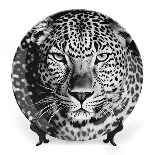 Dekorativer Teller aus Knochenporzellan, schwarzer und weißer Leopardengesicht, dekorative Keramikteller mit Präsentationsständer, handgefertigte Keramik-Ornamente, Wandkunst, Dekoration für Zuhause von BSCKKDMN