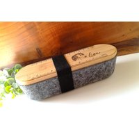 Personalisierte Filz-stiftebox Mit Integriertem Smartphone-Halter Und Lineal Aus Holz Personalisierte Filz-stiftebox Mit Integriertem Smartphone-Halter Und Lineal Aus Holz von BSchmuckdesign