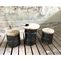 Garnitur 2 Hocker Und Tisch  Fasshocker Fassmöbel Industriesessel Rost Ölfass Sessel Aus 60L Recyceltem von BSfassfactory