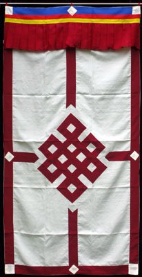 BUDDHAFIGUREN/Billy Held Buddhistischer Türbehang Shrivasta - Endlosknoten weiß mit rotem Rand - Tibeter Wandbehang 90x180 cm von BUDDHAFIGUREN/Billy Held