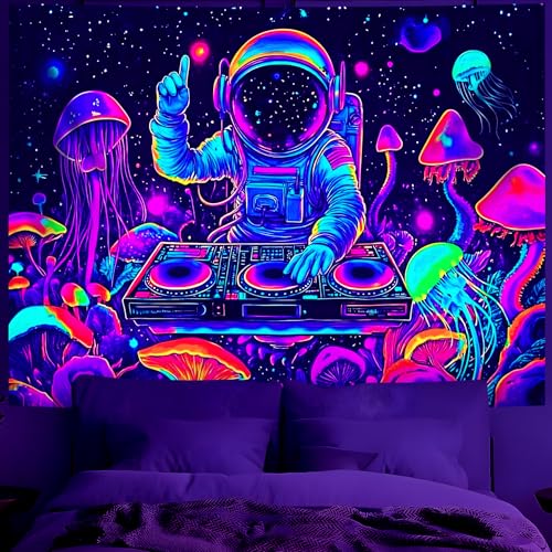 BVBOX Astronauten-Wandteppich mit Schwarzlicht, 200,7 x 149,9 cm, UV-reaktiver Astronaut, DJ-Universum, Galaxie, Planet, leuchtet im Dunkeln, Musik-Wandteppich, Schwarzlicht, Neon, aufrechtes Poster BVBOX Astronauten-Wandteppich mit Schwarzlicht, 200,7 x 149,9 cm, UV-reaktiver Astronaut, DJ-Universum, Galaxie, Planet, leuchtet im Dunkeln, Musik-Wandteppich, Schwarzlicht, Neon, aufrechtes Poster von BVBOX
