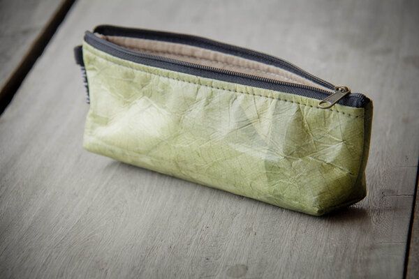 BY COPALA Federmappe Etui aus recycelten Blättern (grün), laminiert - Vegan von BY COPALA