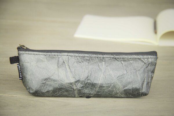 BY COPALA Federmappe Etui aus recycelten Blättern (schwarz), laminiert - Vegan von BY COPALA