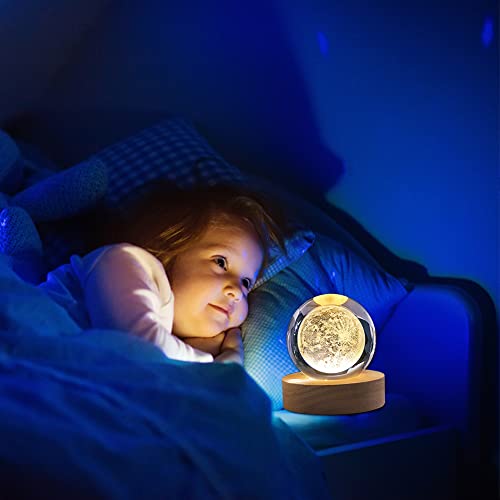 3D Kristallkugel Nachtlicht, 6cm Mond Glaskugel Nachtlampe mit Holzsockel USB Schneekugel Deko Wal Saturn Sonnensystem Wiederaufladbares Nachtlicht Geschenke für Kinder Männer Frauen von BYNYXI