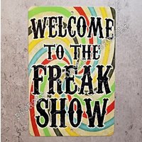 Blechschild Welcome To The Freak Show Zirkus Sideshow Karneval Jahrmarkt Attraktion Freaks Schausteller Künstler Vintage Replik Körperliche von BYORSLF