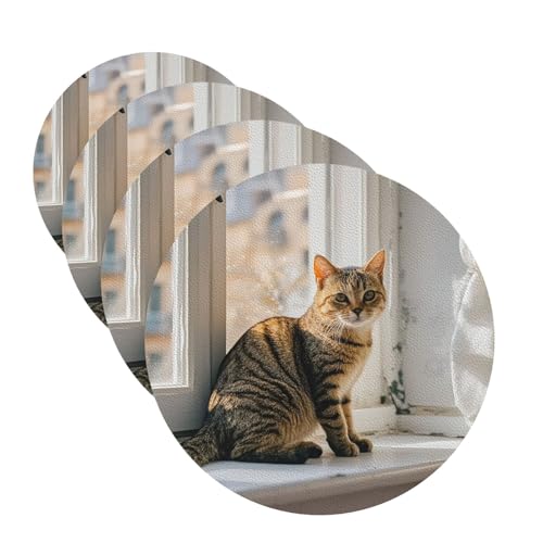 Untersetzer für Getränke, Motiv: Katze auf Fensterbank, 4 Stück, Leder, Teetassen-Untersetzer, Getränkeuntersetzer für Tasse, Küche, Bar, Heimdekoration, Einweihungsgeschenk Untersetzer für Getränke, Motiv: Katze auf Fensterbank, 4 Stück, Leder, Teetassen-Untersetzer, Getränkeuntersetzer für Tasse, Küche, Bar, Heimdekoration, Einweihungsgeschenk von BYPPJGH