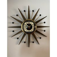 21-Zoll-Handgemachte Mid-Century-Stil Goldfarbene Starburst-Uhr Von Royale Dunkle Walnuss-Teakholz-Strahlen, Schwarzes Und Cremefarbenes 21-Zoll-Handgemachte Mid-Century-Stil Goldfarbene Starburst-Uhr Von Royale Dunkle Walnuss-Teakholz-Strahlen, Schwarzes Und Cremefarbenes von BYROYALEONETSY