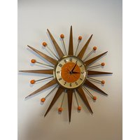 21-Zoll-Handgemachte Mid-Century-Stil Starburst-Uhr Von Royale - Welby-Stil Goldfarbene Medium Teak-Strahlen & 1950Er Jahre Tangerine Zifferblatt 21-Zoll-Handgemachte Mid-Century-Stil Starburst-Uhr Von Royale - Welby-Stil Goldfarbene Medium Teak-Strahlen & 1950Er Jahre Tangerine Zifferblatt von BYROYALEONETSY