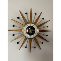 21-Zoll-Handmade Mid Century-Stil Majestic Starburst Uhr Von Royale Medium Gewachste Teak Strahlen Schwarz Weiß & Goldton von BYROYALEONETSY