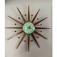 27-Zoll-Handgefertigte Mid Century-Stil Starburst Sunburst Uhr Von Royale - Jadegrün 1950Er Jahre Gesicht & Medium Teak Holzstrahlen 27-Zoll-Handgefertigte Mid Century-Stil Starburst Sunburst Uhr Von Royale - Jadegrün 1950Er Jahre Gesicht & Medium Teak Holzstrahlen von BYROYALEONETSY
