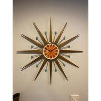 27-Zoll Handgefertigte Mid Century-Stil Starburst Uhr Von Royale - Turquoise Balls Medium Gewachste Teakholz-Strahlen & Mit Orangen Segment Gesicht von BYROYALEONETSY