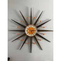 27-Zoll Handgefertigte Mid Century-Stil Starburst Uhr Von Royale - Welby-Stil Mit Dunkel Gewachsten Teakholzstrahlen & Orangefarbenem Ziffernblatt von BYROYALEONETSY