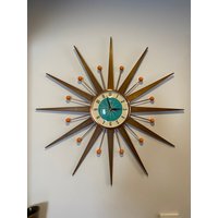 27-Zoll-Handgefertigte Starburst-Uhr Von Royale Im Mid-Century-Stil Mit Mittelgroßen Teakholzstrahlen Und Türkisem Zifferblatt Aus Den 1950Er Jahren von BYROYALEONETSY