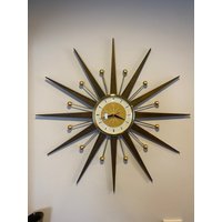27-Zoll-Handgemachte Mid-Century-Stil Goldfarbene Starburst-Uhr Von Royale Dunkle Teakholzstrahlen, Gebranntes Gold & Weißes 1950Er Jahre Gesicht von BYROYALEONETSY
