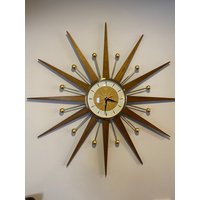 27-Zoll-Handgemachte Mid-Century-Stil Goldfarbene Starburst-Uhr Von Royale Mittelgroße Teakholzstrahlen, Gebranntes Gold & Weißes 1950Er Jahre von BYROYALEONETSY