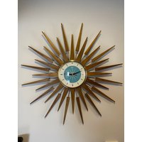 27-Zoll-Handgemachte Mid Century-Stil Starburst Uhr Von Royale - Seth Thomas-Stil Goldtone Medium Teak Strahlen & Mit Einem Smeg Blue Zifferblatt Aus von BYROYALEONETSY
