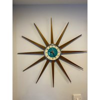 30-Zoll-Handgemachte Mid Century-Stil Starburst Uhr Von Royale 12 Handgewachste Medium Teakholzstrahlen Mit Einem Türkis-Zifferblatt 1950 Der Jahre von BYROYALEONETSY