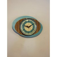 Farbgeätzte Resopal-Wanduhr in Hellgrauem Nussbaum-Imitat & Zebrano-Holz Von Royale - Midcentury Atomic Gambit Retro Stil Farbgeätzte Resopal-Wanduhr in Hellgrauem Nussbaum-Imitat & Zebrano-Holz Von Royale - Midcentury Atomic Gambit Retro Stil von BYROYALEONETSY