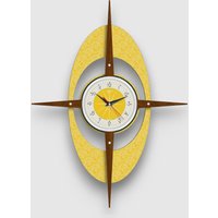 Große 27-Zoll-starburst-Uhr Von Royale - Gelbes Gambit-Gesicht, Mittelgroße Teak-Holzstrahlen Auf Gelbem Royalexe Naug-Laminat von BYROYALEONETSY
