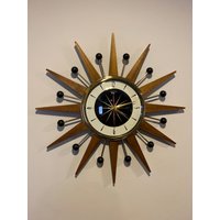 Kleine 19-Zoll-Handgefertigte Mid-Century-Stil Starburst Sunburst Uhr Von Royale - Medium Teak Rays Black Metamec Welby Zifferblatt & Schwarze Kugeln von BYROYALEONETSY