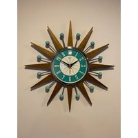 Kleine 19-Zoll-Handgefertigte Mid-Century-Stil Starburst Sunburst Uhr Von Royale - Medium Teak Rays Turquoise Welby Zifferblatt & Türkise Kugeln von BYROYALEONETSY
