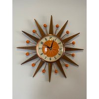 Kleine 19-Zoll-Handgefertigte Starburst Sunburst-Uhr Im Stil Der 1920Er Jahre Von Royale - Mittelgroße Teak Rays Tangerine Welby Zifferblatt & von BYROYALEONETSY