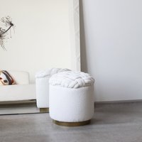 Weißer Boucle Runder Ottoman-Hocker Mit Messingsockel Für Schlafzimmer, Eingangsbereich, Flur Und Wohnzimmer, Sitz Aus Gewebtem Knoten von BaartLatvia