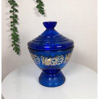 1950Er Vanda Duftkerzenkompott Mit Deckel Kobaltblaues Glas Goldenen Floralen Akzenten Vintage Vanity Jar Trinket Dish Cottage, Bauernhaus von BabbettesYesterday