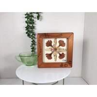 Boho Handmade Crafted Holzgerahmte Getrocknete Blumen Gepresst Unter Glas Signiert D. Rojas - Java, Spanien Sept. 1997 Bauernhaus Cottage Retro von BabbettesYesterday