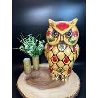 Große Braune Gehörnte Eule Statue Spardose Kunstharz Figur Rote Rosen Grüne Blätter Boho Retro 1970Er Jahre Cottage Bauernhaus Dekor Liebhaber von BabbettesYesterday